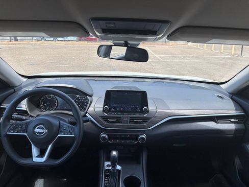 Used 2025 Nissan Altima 2.5 SV FWD image 33