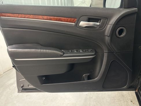 Used 2014 Chrysler 300 image 10