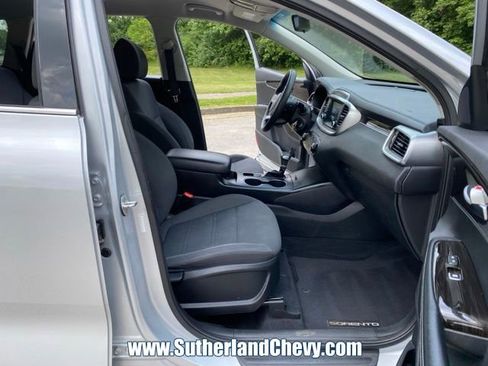 Used 2020 Kia Sorento LX FWD image 16