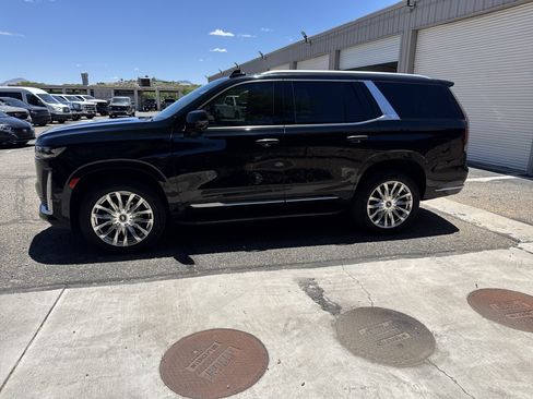 Used 2023 Cadillac Escalade Premium Luxury AWD/4WD image 4