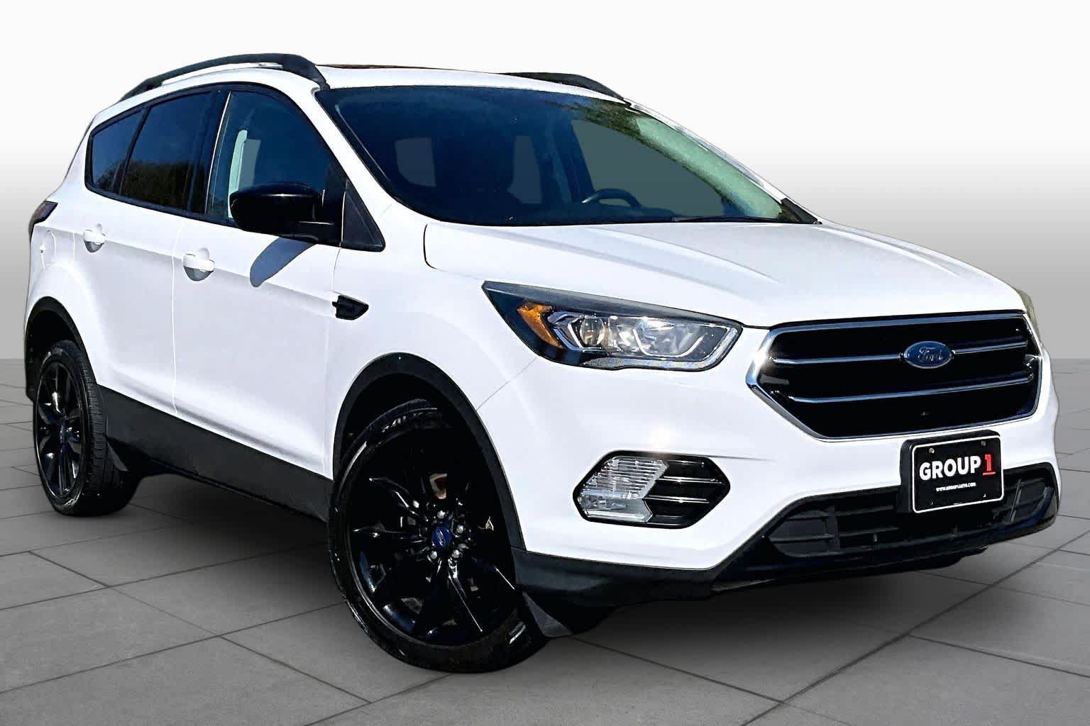 Used 2017 Ford Escape SE w/ SE Sport Appearance Package FWD image 3