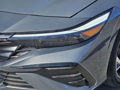 New 2025 Hyundai Elantra Limited FWD image 9