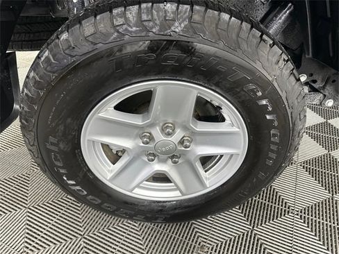 Certified 2023 Jeep Gladiator Sport image 9