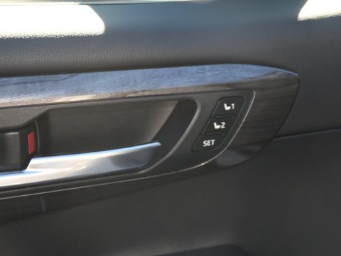 Used 2021 Toyota Highlander Platinum image 12