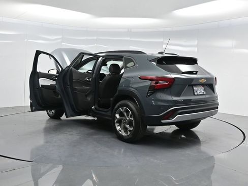 Used 2025 Chevrolet Trax LT w/ Driver Confidence Package FWD image 48