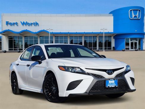 Used 2019 Toyota Camry SE image 1