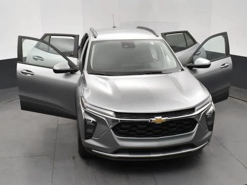 Used 2025 Chevrolet Trax LT w/ LT Convenience Package FWD image 10