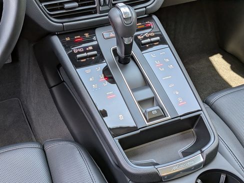 Certified 2025 Porsche Macan w/ Premium Package Plus AWD/4WD image 18