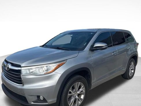 Used 2015 Toyota Highlander Plus FWD image 5
