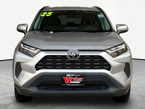 Used 2025 Toyota RAV4 XLE AWD/4WD image 2