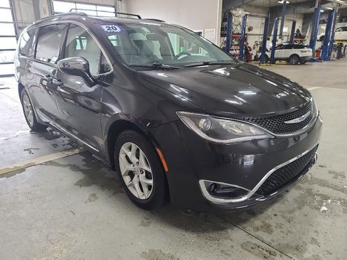 Used 2020 Chrysler Pacifica Limited image 3