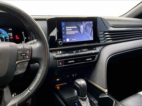 Used 2025 Toyota Camry SE w/ Convenience Package image 7