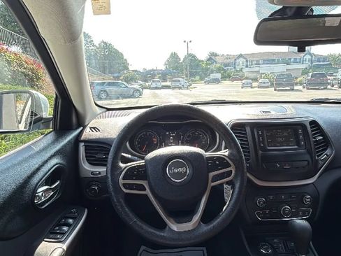 Used 2018 Jeep Cherokee Latitude w/ Safety Group AWD/4WD image 20
