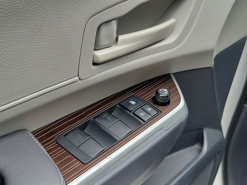 Used 2021 Toyota Sienna LE w/ LE Plus Package FWD image 18
