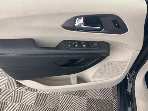 Used 2023 Chrysler Pacifica Touring-L FWD image 22