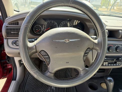 Used 2005 Chrysler Sebring Sedan FWD image 10
