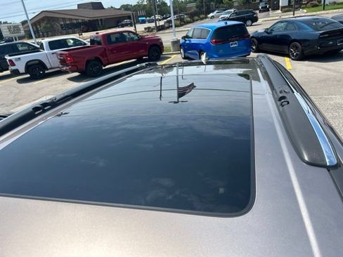 Used 2017 Chrysler Pacifica Limited w/ UConnect Theater Package FWD image 6