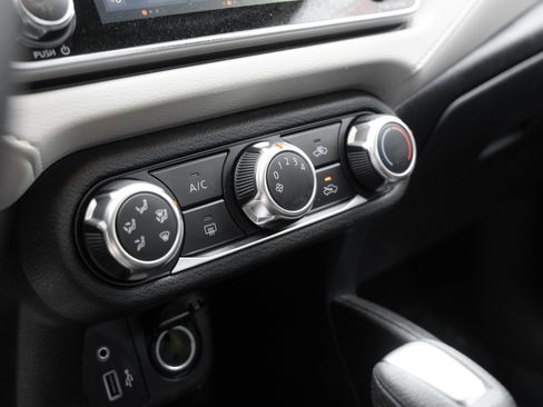 Used 2021 Nissan Versa SV image 13