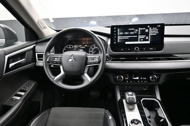 Used 2025 Mitsubishi Outlander SE FWD image 7