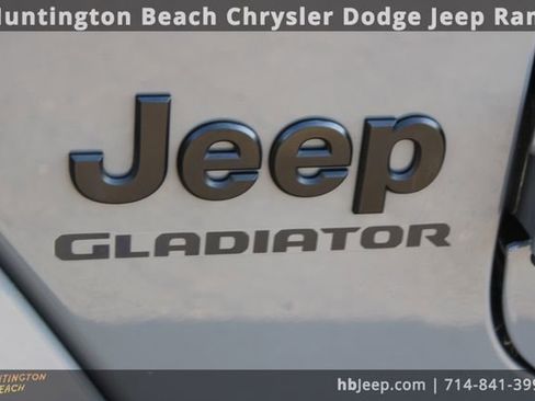 Used 2021 Jeep Gladiator Willys image 11