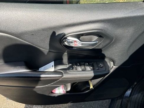 Used 2016 Jeep Cherokee Trailhawk w/ Comfort/Convenience Group AWD/4WD image 2