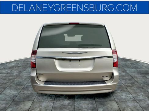 Used 2015 Chrysler Town & Country Touring FWD image 4