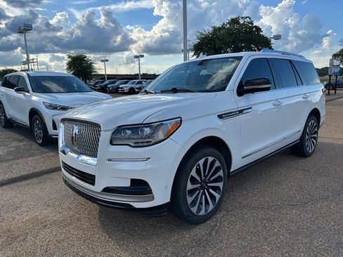 Used 2024 Lincoln Navigator Reserve AWD/4WD image 3