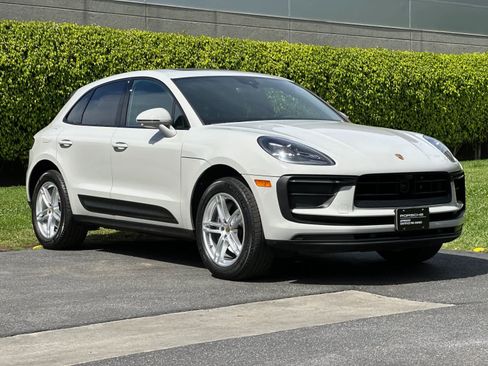 Certified 2025 Porsche Macan AWD/4WD image 10