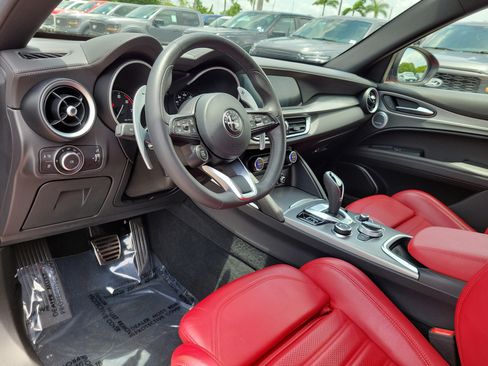 Used 2022 Alfa Romeo Stelvio Veloce AWD/4WD image 9