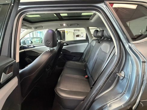 Used 2022 Volkswagen Taos SE w/ Panoramic Sunroof Package image 27