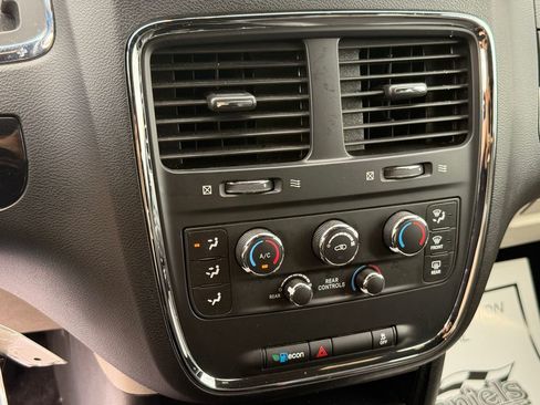 Used 2019 Dodge Grand Caravan SXT FWD image 19