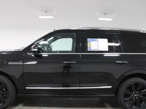 Used 2022 Lincoln Navigator Reserve AWD/4WD image 6