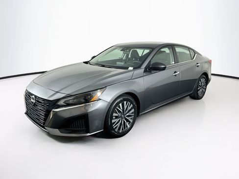 Used 2025 Nissan Altima 2.5 SV FWD image 3