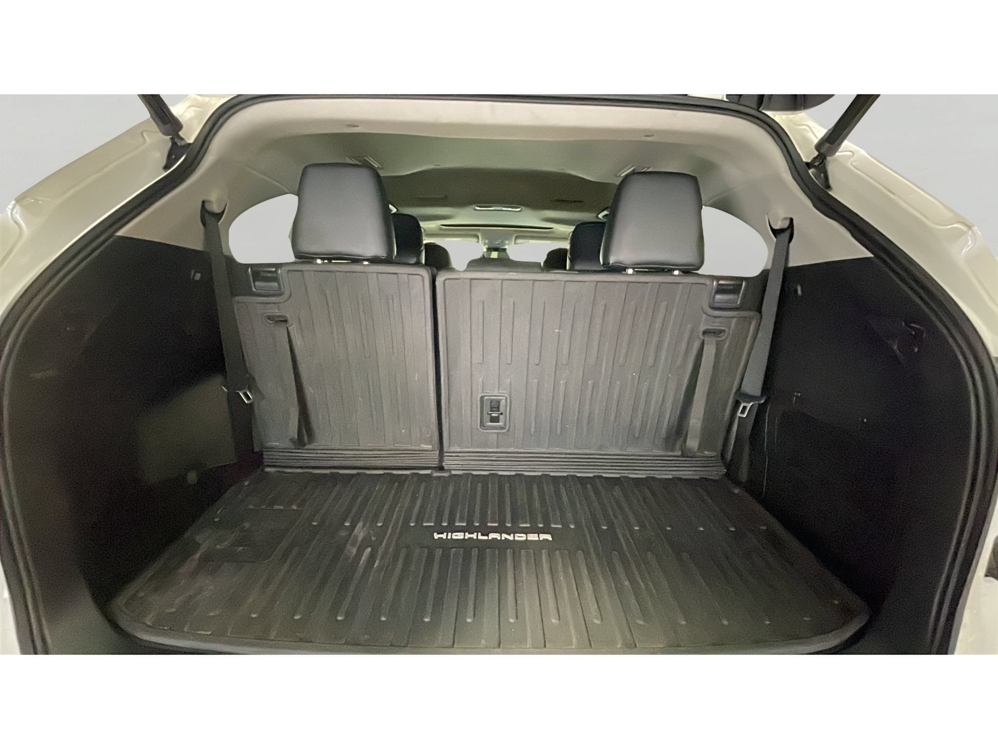 Used 2021 Toyota Highlander XLE AWD/4WD image 16