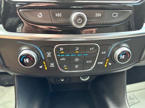 Used 2021 Chevrolet Traverse LT image 17