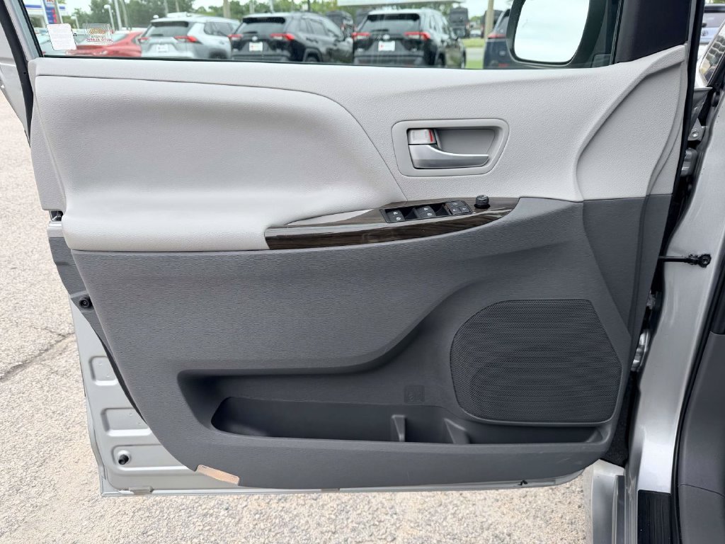Certified 2020 Toyota Sienna XLE w/ XLE Navigation Package AWD/4WD image 17