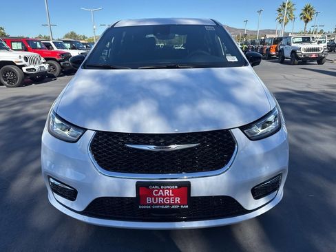 New 2026 Chrysler Pacifica Select image 2