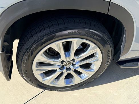 Used 2023 Toyota Highlander Limited image 13