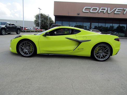 Used 2024 Chevrolet Corvette Z06 RWD image 8