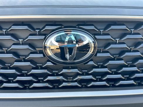 Used 2025 Toyota Corolla Cross XLE image 28