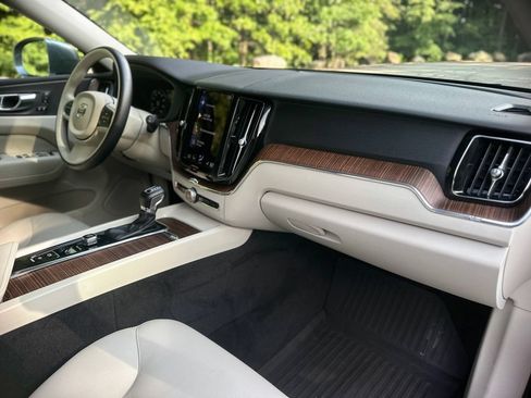 Used 2021 Volvo XC60 T5 Momentum w/ Premium Package AWD/4WD image 18