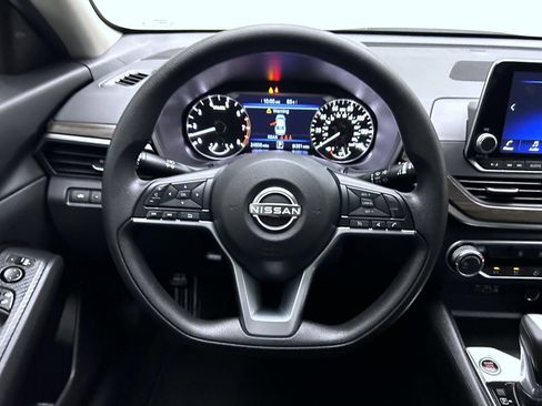 Used 2025 Nissan Altima 2.5 SV FWD image 12