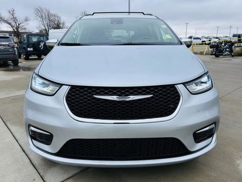 Used 2023 Chrysler Pacifica Limited image 36