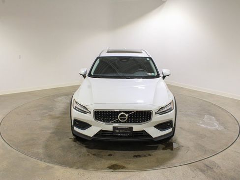Used 2024 Volvo V60 B5 Cross Country Plus image 8