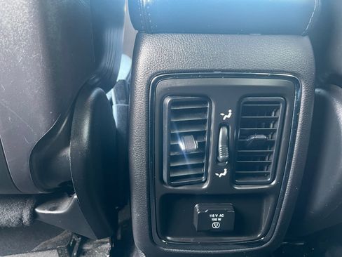 Used 2012 Jeep Grand Cherokee Laredo image 32