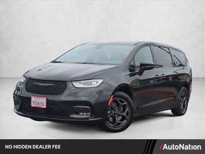 Used 2022 Chrysler Pacifica Limited w/ Uconnect Theater Family Group