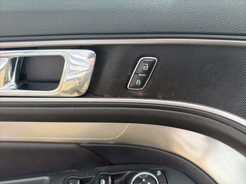 Used 2018 Ford Explorer XLT AWD/4WD image 27