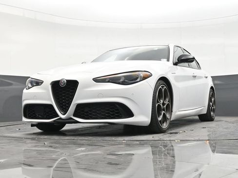 Used 2024 Alfa Romeo Giulia Veloce RWD image 27