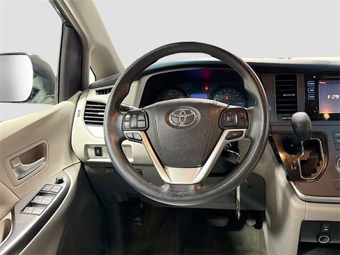 Used 2016 Toyota Sienna LE image 22