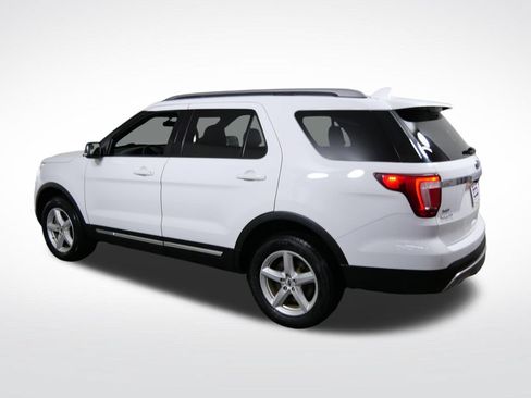 Used 2017 Ford Explorer XLT w/ Equipment Group 202A AWD/4WD image 7